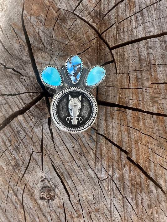 Horse ring with golden hills turquoise